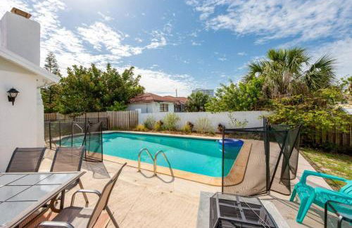 Large pool home and blocks away from the beach - Foto 12