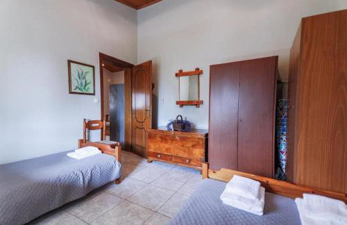 Red Roses-Traditional House - Photo 24