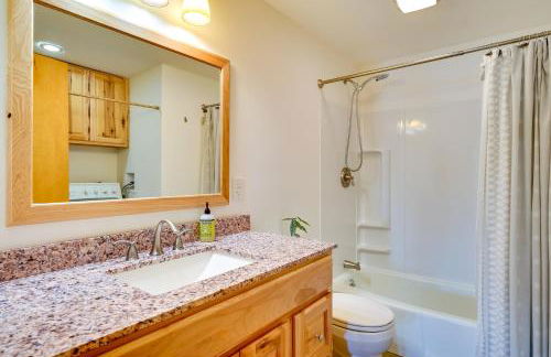 Lakefront Queensbury Home Kayaks and Boat Dock - Foto 18