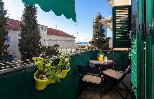 Spacious Apartment Center - Photo 40