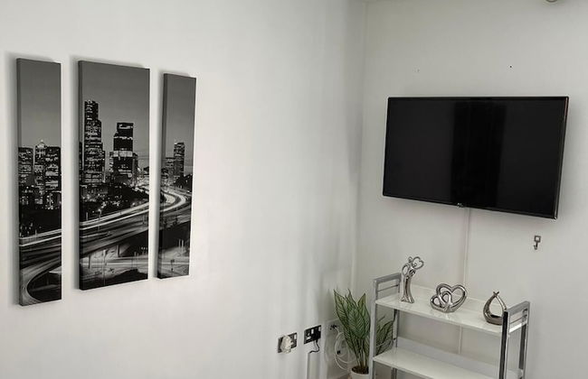 Remarkable 2-bed Apartment in Wolverhampton - Photo 2