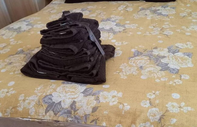 Lovely Semi-rural Caravan & Hot Tub - Sleeps Fam 6 - Photo 3