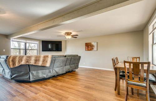 Lakefront Home with Yard and Deck in North Little Rock - Foto 6