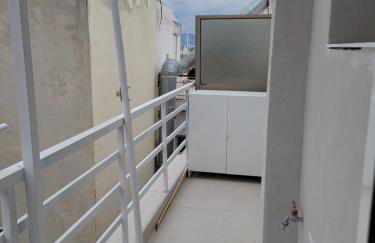 Stylish Rooftop Retreat with Hot Tub with Loutraki Beach - Foto 42