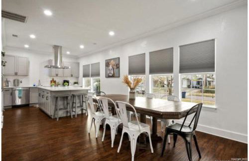 Experience Serenity in a 4BR3BA Downtown Home - Foto 9