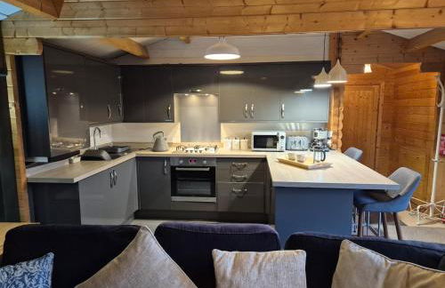 Chalet close to Heathrow T5, Windsor Castle, Legoland, Thorpe Park, with off road parking, free Wifi, private garden, spacious & fully equipped, cozy wood burner & comfy sofa, ideal for exploring London with trains to Waterloo, a beautiful unique retreat - Foto 22