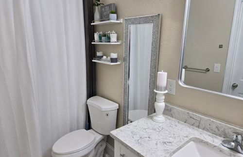 This luxury basement is the perfect getaway - Foto 25