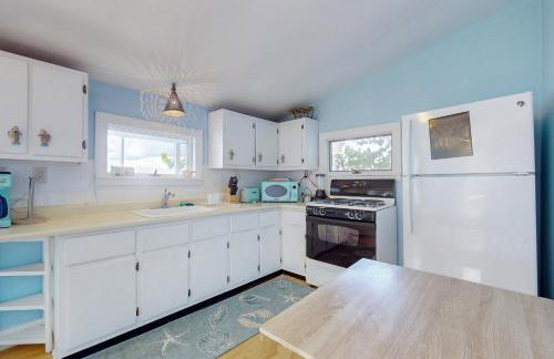 2BR Lakeside Home with Patio, Porch and AC - Foto 6