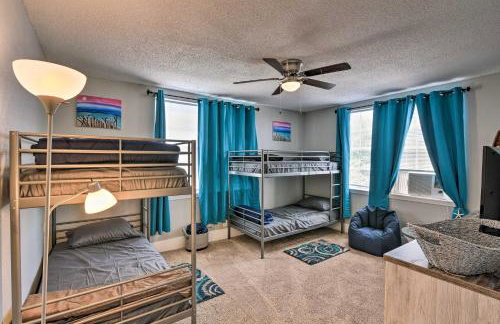 Walk to Beach Breezy Galveston Apt with Deck! - Foto 19
