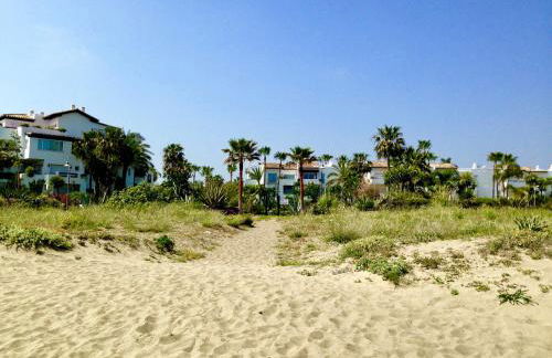 Luxury Beachfront Apartment with Pool in Costalita - Photo 25