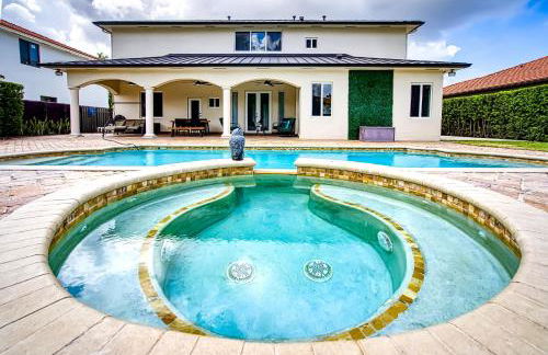 Luxury Tropical Living , 4BR w Backyard Pool Oasis - Foto 44