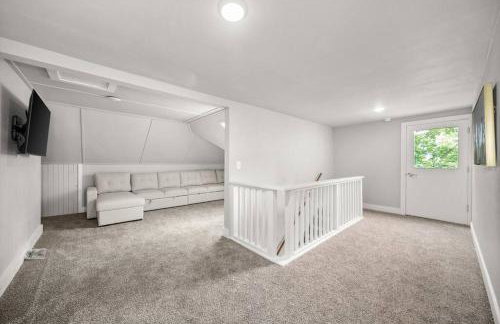 Historic Manor with 8 BDRMS 9 BATHS & 3 Kitchens - Foto 67