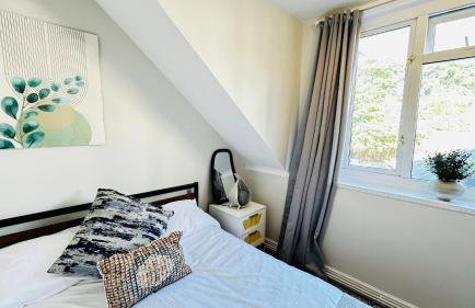 Inviting 2 Bed Guest House steps away from Ascot Racecourse 3 mins drive, 5 mins to Legoland, 12 mins to Windsor Castle Perfect for families & racegoers alike - Foto 34