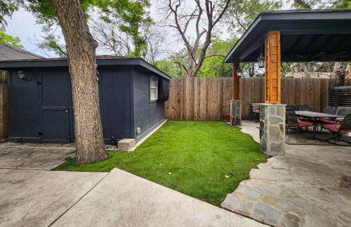 Dog-friendly home with large patio, W/D & central AC - Foto 27