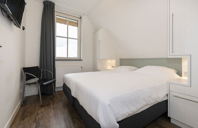 Chic Villa With a Fireplace at Tjeukemeer - Photo 18