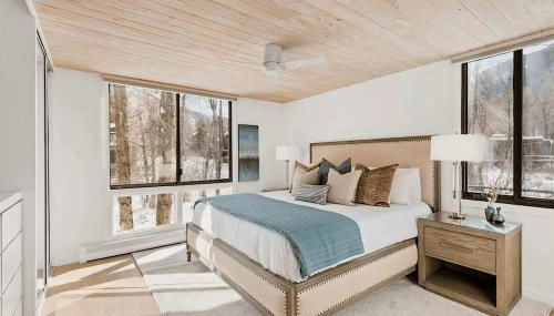 Renovated Riverfront 3 BR, 2 BA with Pool - Walk to Town! - Foto 2