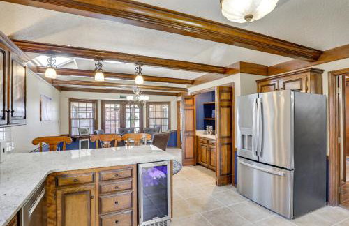 3,000-Sq-Ft Group Getaway with Pool Near Kansas City - Foto 9