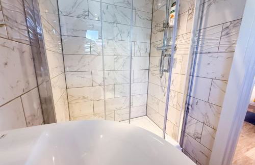 INACTIVE The A 1 Bedroom Apartment by AltoLuxoExperience Short Lets & Serviced Accommodation with Parking & Wifi - Foto 19