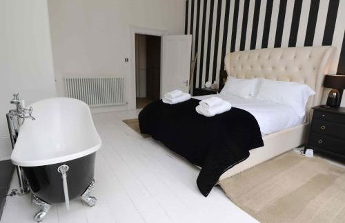 Perfect Retreat in Luxury & Historical Manor House - Photo 27