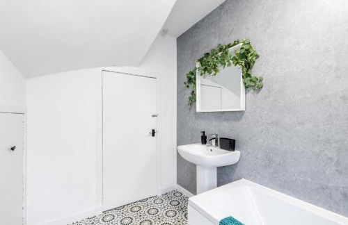 Small, Cosy 2BR 1Bathroom Nearby the Town Center - Photo 8