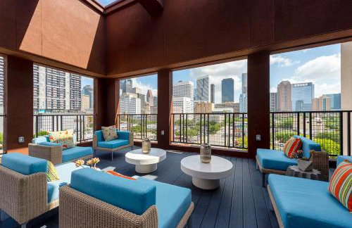 Downtown Modern Elegance Suite with Free Parking, Pool, WIFI and a King Bed - Foto 17