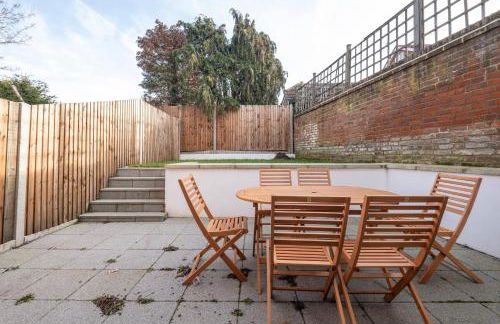 Modern 4 Bedroom House With Parking in Farnham Royal, Slough By 360stays - Foto 45