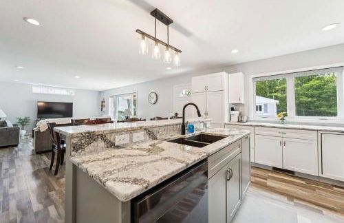 Spacious 3BR Lakefront Cottage with Stunning Views - Foto 8