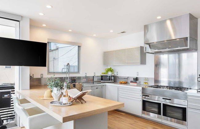 Venice View by Avantstay Walk to Venice Beach Rooftop, Ice Bath, Luxe Design - Photo 13