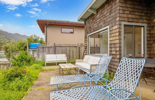 Dockside getaway with hot tub & dock - Foto 2