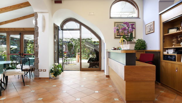 Check-in/check-out kiosk