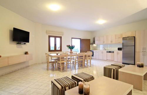 Antigoni Villa, Spacious Nature Retreat with Pool, By ThinkVilla - Foto 20