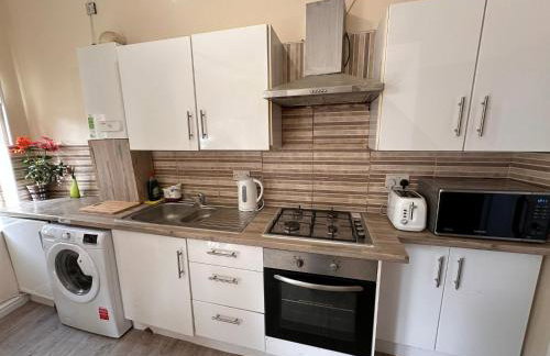 Entire 2 Bedroom Cosy Flat Near City Centre - Photo 10