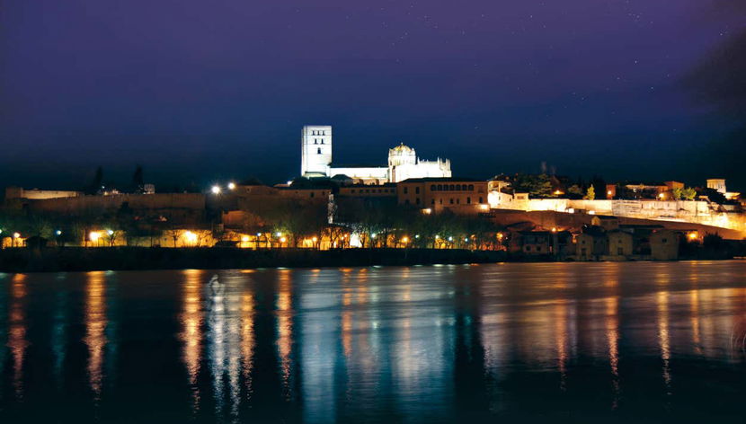 Vue panoramique sur Zamora de nuit