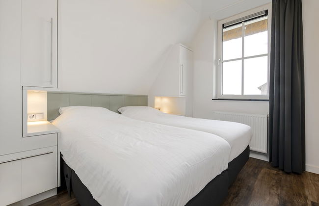 Chic Villa With a Fireplace at Tjeukemeer - Photo 17