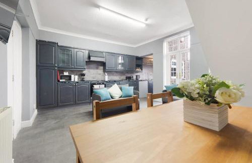 Stylish 4BR Retreat Near Town Centre - Foto 15