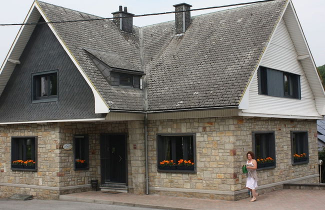 Spacious Home With Garden - Photo 37