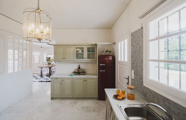 Mid-Century Modern Villa Vintage Charm - Foto 16