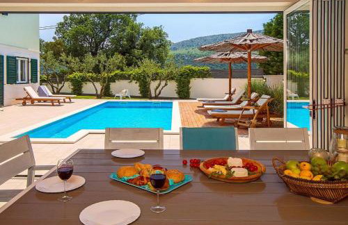 VILLA STOZAK, private heated pool, cinema room and sauna, 7 km from beach - Photo 8