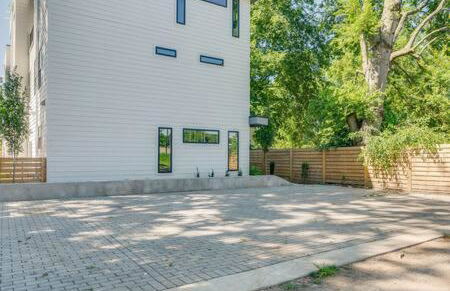 Stylish 3 Bed Retreat, Rooftop, Parking, Sleeps 10, Ensuite Baths, Bunk Room, Gourmet Kitchen, Cozy Living Space, Rooftop Views & Fire Table, Near Downtown, Distilleries & Marathon Village, 24 Hr Hospitality - Foto 30