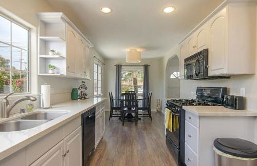 Ultimate Beach Bungalow - 1 block from beach - huge backyard - Foto 10