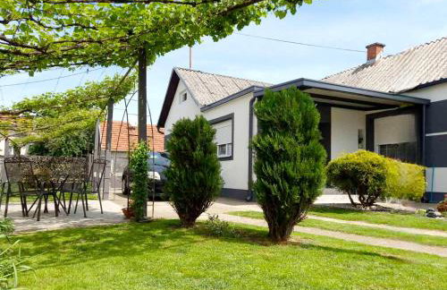 Kuća za odmor BARBARELLA - prostrani 2BR apartman, parking & WiFi - Foto 1