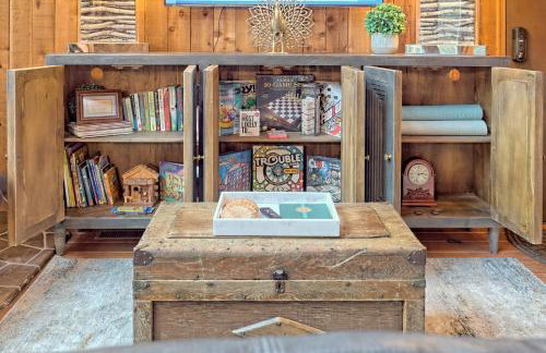 Waterfront A-Frame Cabin w Hot Tub, Outdoor Kitchen, Firepit Near Hiking & ATV Trails - 10 mins to Helen, GA - Foto 7