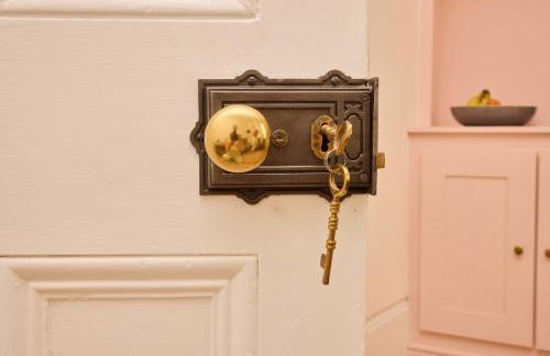 The Corner by the Castle - Photo 13