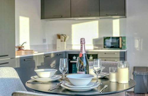 2-BR Flat - City & Town Centre View -1 Minute to Train & Tram Station - Sleeps 5 - Foto 32