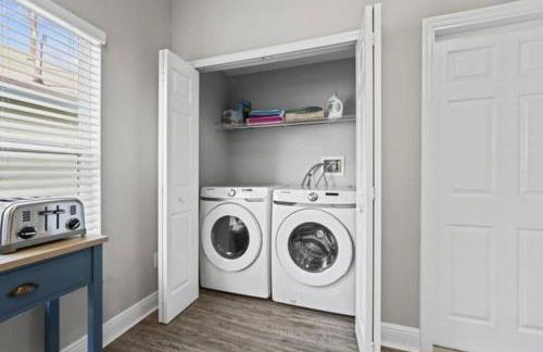 Retreat with Heated Pool in a Serene Community - Foto 17