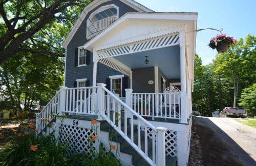 Main House - 3 Story 5 Bed 3 Bath Private Deck Courtyard Pet Friendly fee applies - Photo 60