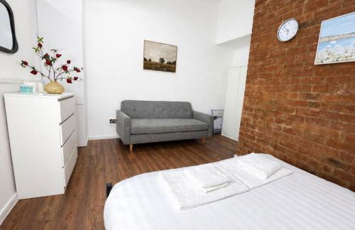 City Centre - Sleeps 6 - Bars, Parking & Netflix - Foto 12