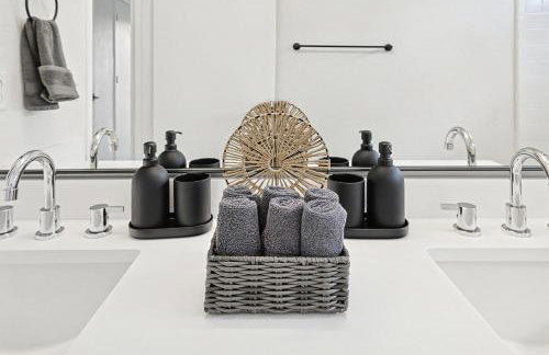 5BR w Backyard Paradise Pool Cinema Games - Foto 34