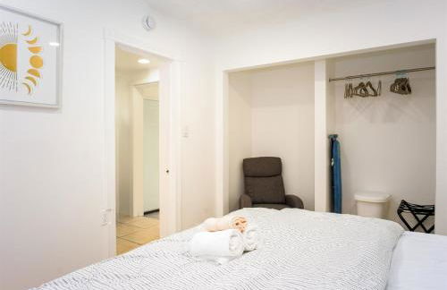 Big gated yard, Work play room, King bed - Foto 5