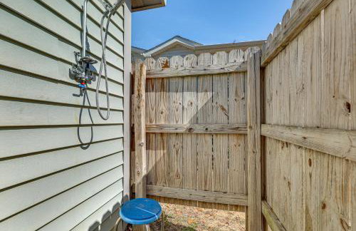 Oak Island Home w/ Fenced Yard, Walk to Long Beach - Foto 24